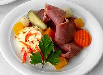Starter: Pastrami on coleslaw with pickled vegetables 